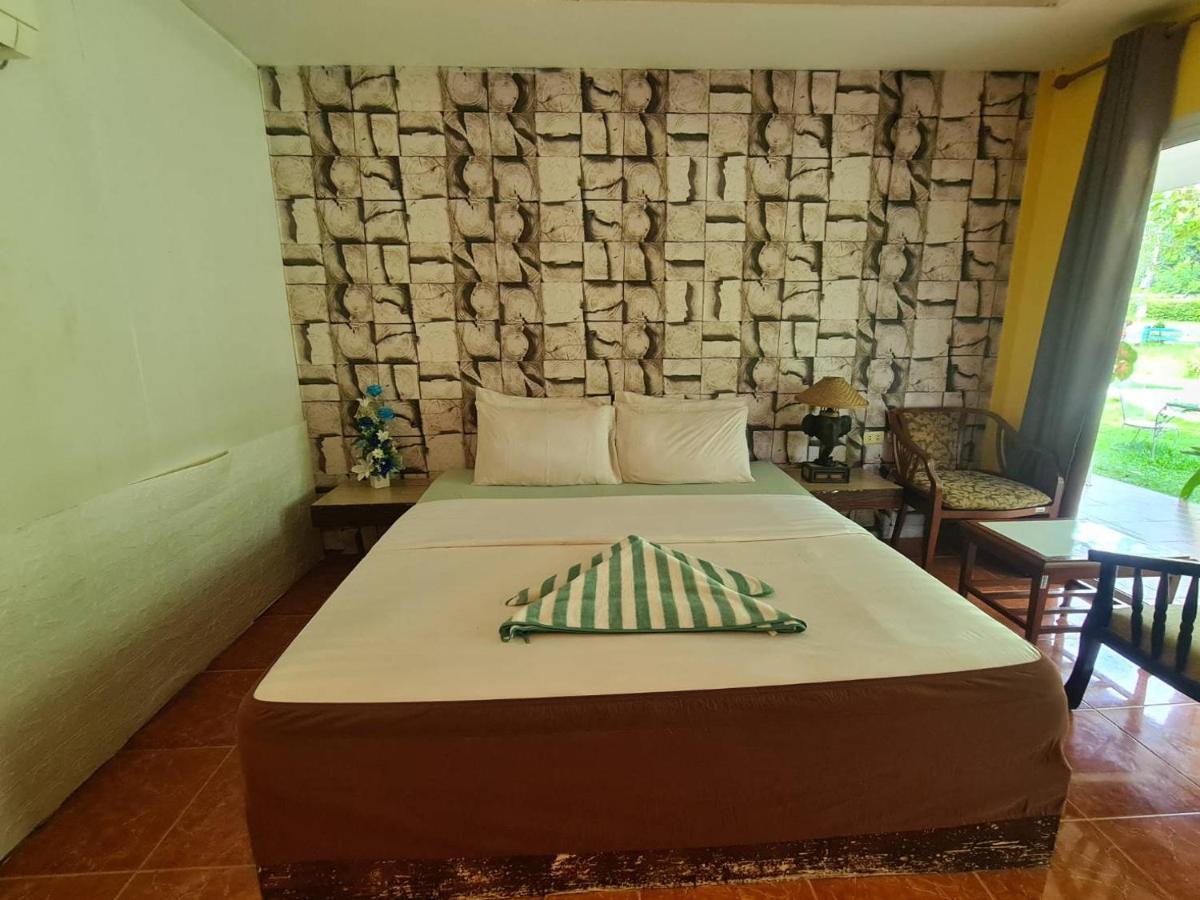 Phutawan Resort Chai Badan Exterior photo