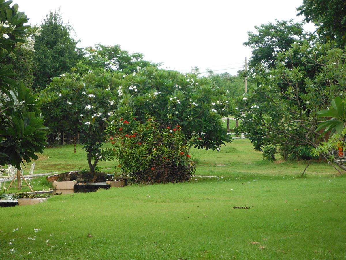 Phutawan Resort Chai Badan Exterior photo