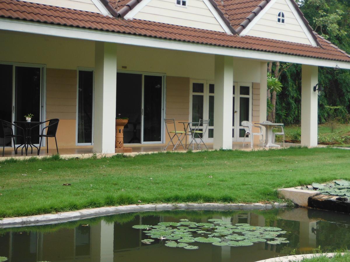 Phutawan Resort Chai Badan Exterior photo
