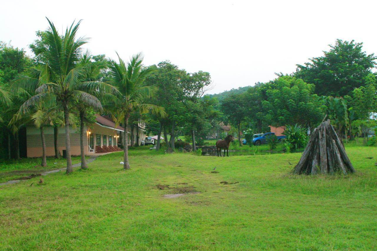 Phutawan Resort Chai Badan Exterior photo