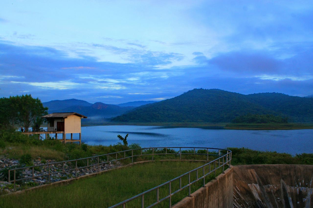 Phutawan Resort Chai Badan Exterior photo
