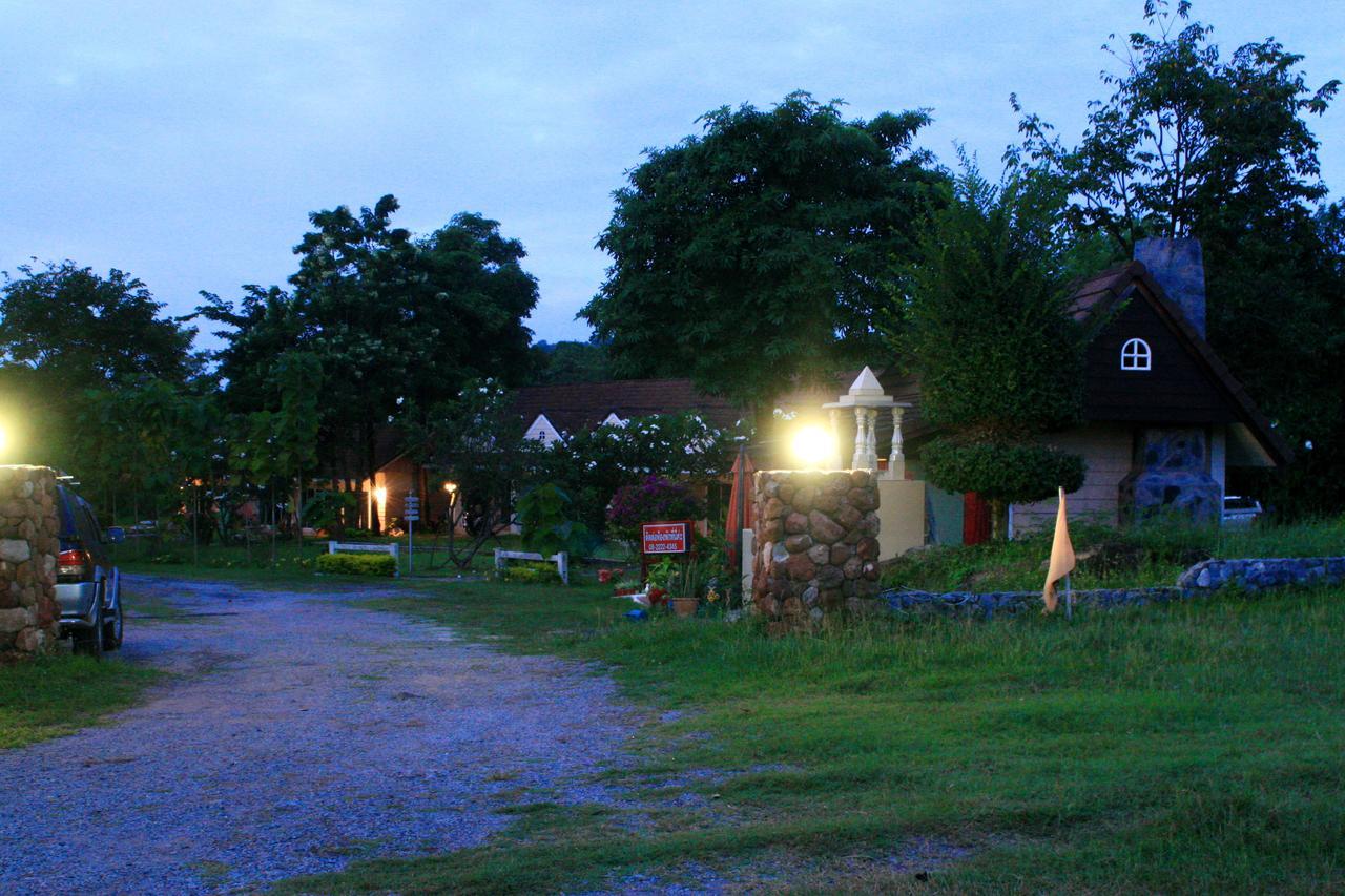 Phutawan Resort Chai Badan Exterior photo