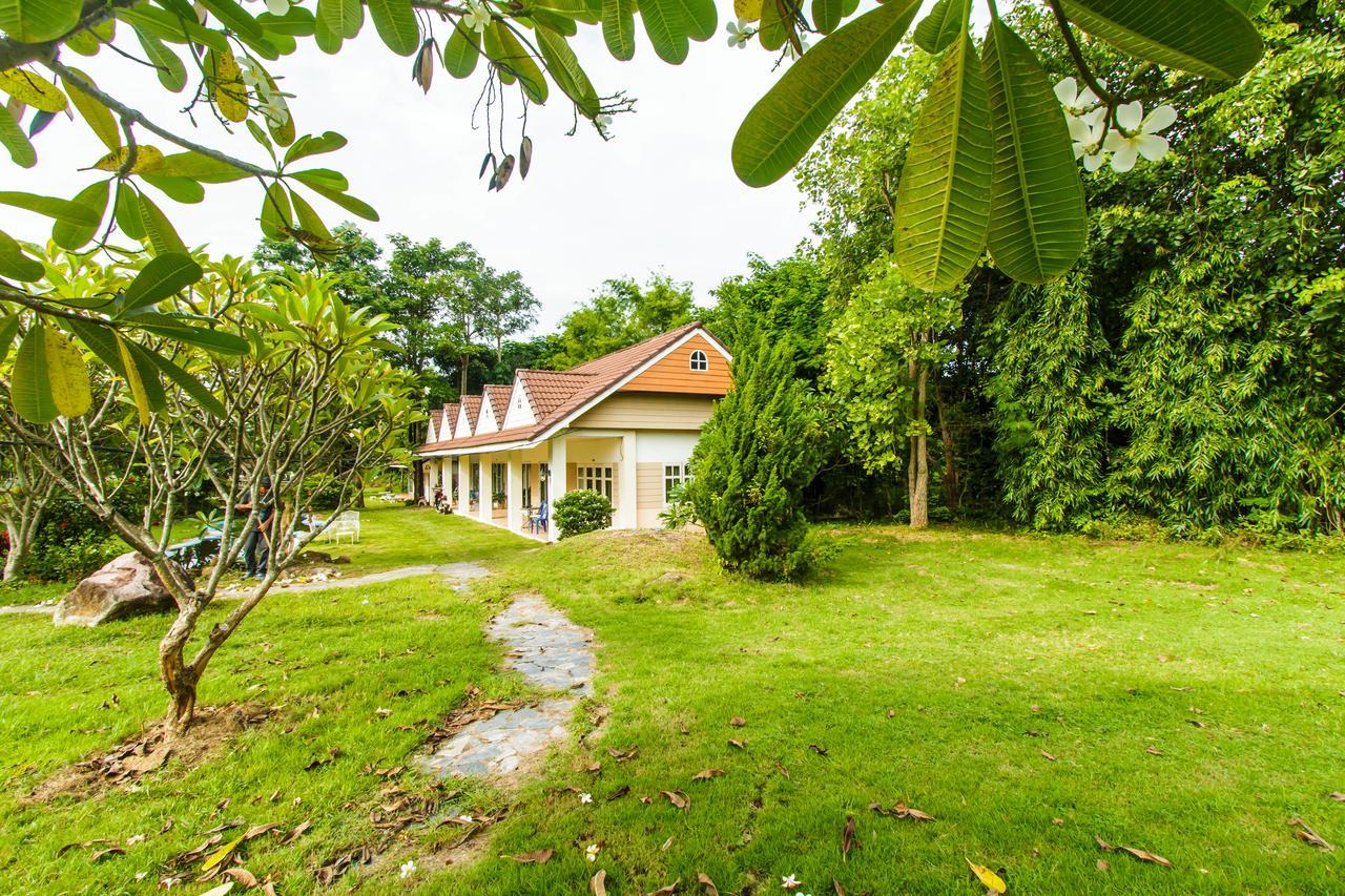 Phutawan Resort Chai Badan Exterior photo