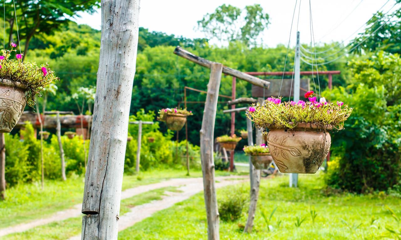 Phutawan Resort Chai Badan Exterior photo